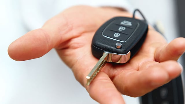 El hombre se hacía pasar por cliente y cambiaba la llave del auto por una falsa.