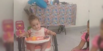 La niña contenta con su nueva silla.