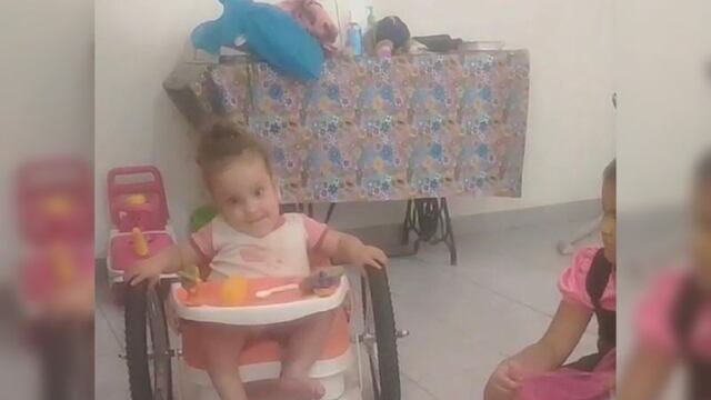 La niña contenta con su nueva silla.