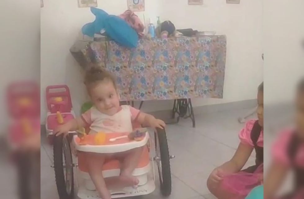 Adaptó una sillita para que una niña mejore su desarrollo