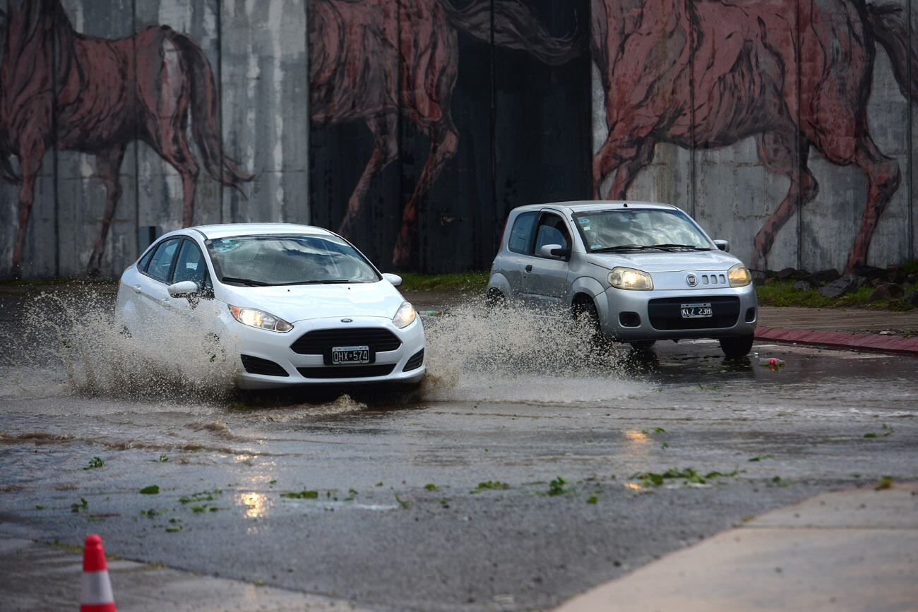 Un intenso chaparrón con caída de granizo anegó diversas zonas de la ciudad de Córdoba.  (Nicolás Bravo / La Voz)