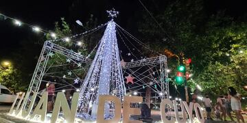 La Municipalidad de Luján de Cuyo implementó una particular idea en ornamentar todo el centro comercial con colores navideños. Gentileza Municipalidad de Luján de Cuyo