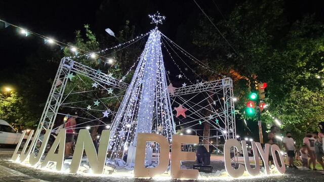 La Municipalidad de Luján de Cuyo implementó una particular idea en ornamentar todo el centro comercial con colores navideños. Gentileza Municipalidad de Luján de Cuyo