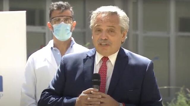 El presidente Alberto Fernández da un discurso desde el Hospital Bicentenario de Ituzaingó, adónde asistió para monitorear el operativo de vacunación contra el Covid-19 en la Provincia de Buenos Aires. (Twitter/Télam)