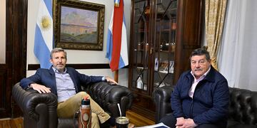 Rogelio Frigerio junto a César Melchiori, intendente de Villa Paranacito.