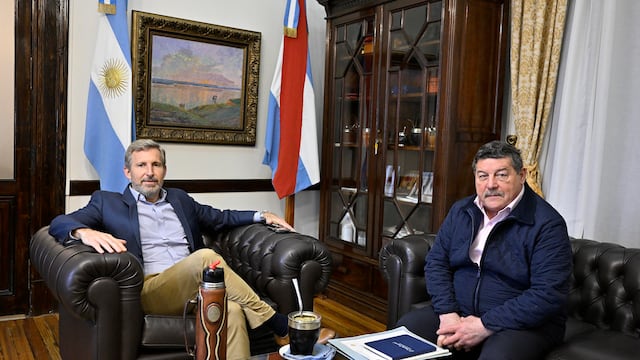 Rogelio Frigerio junto a César Melchiori, intendente de Villa Paranacito.