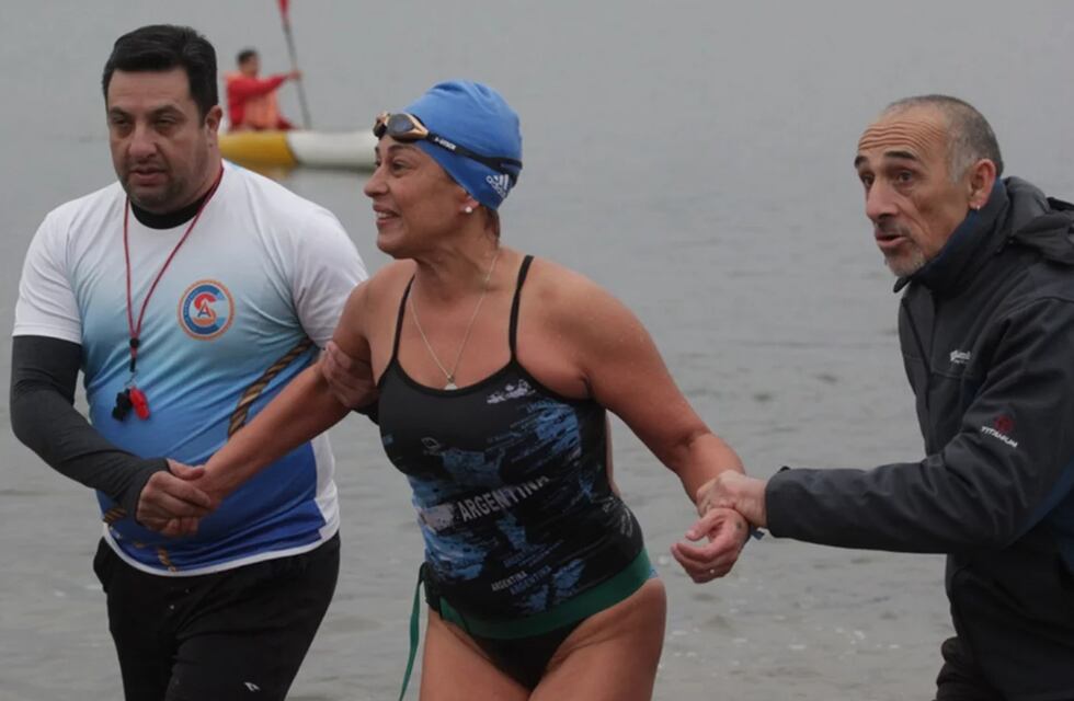 Carolina nadó en Villa Mercedes para homenajear a los héroes de Malvinas