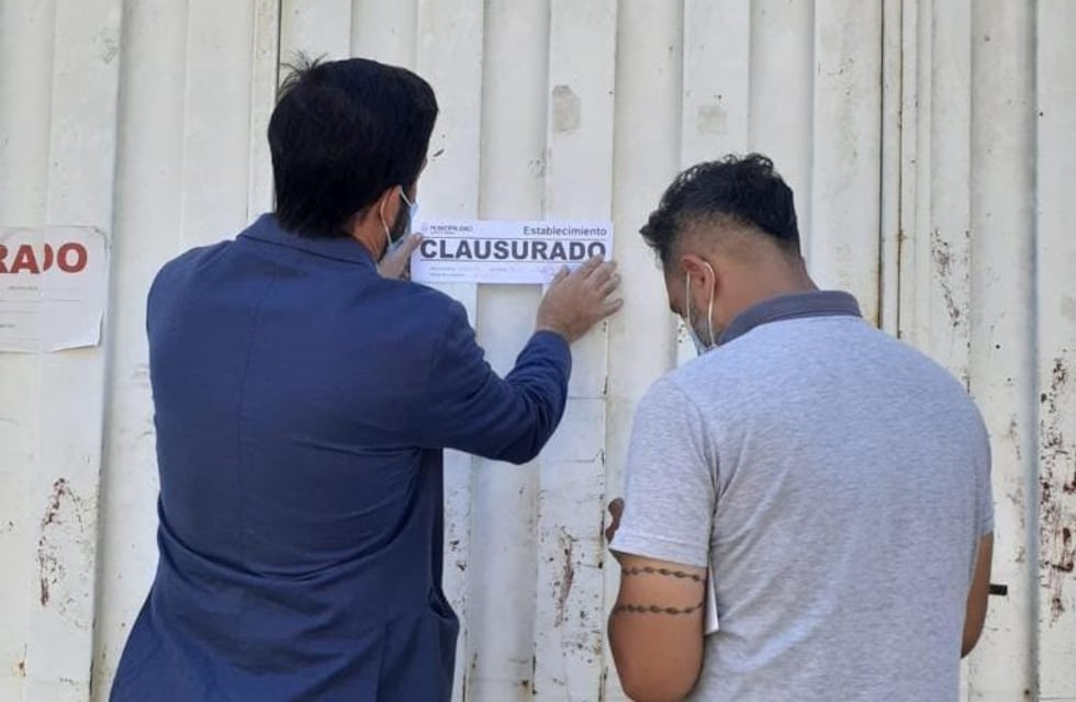 Clausuraron por segunda vez una fábrica clandestina de piletas por tener residuos peligroso al aire libre