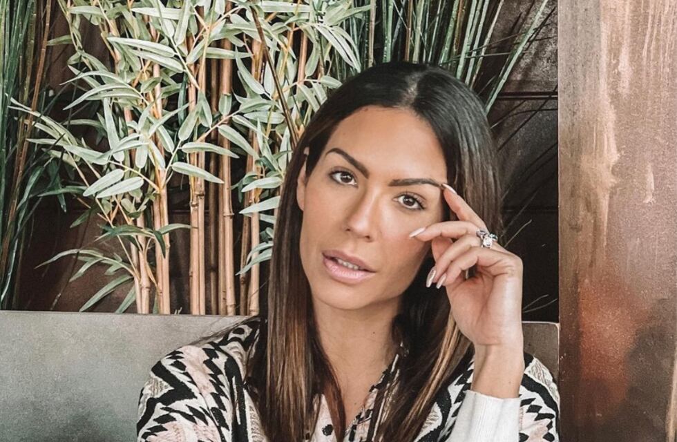 Tamara Gorro lució un vestido escotado con transparencias y le hizo una pregunta a sus seguidores