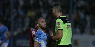 La impotencia de Estudiantes se refleja en el rostro de Fernando Belluschi. Dura derrota en Río Cuarto (Tomy Fragueiro / La Voz).