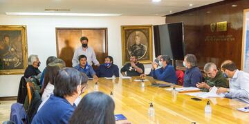El gobernador convocó a gremios para paritarias.