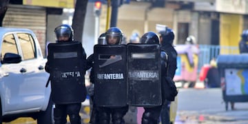 Incidentes en el centro de la ciudad de Córdoba mientras esperan la llegada del presidente Javier Milei. (José Gabriel Hernández / La Voz)