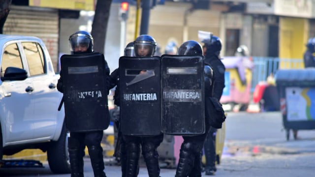 Incidentes en el centro de la ciudad de Córdoba mientras esperan la llegada del presidente Javier Milei. (José Gabriel Hernández / La Voz)