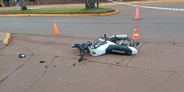 Motociclista herido de gravedad tras siniestro vial en Puerto Iguazú.