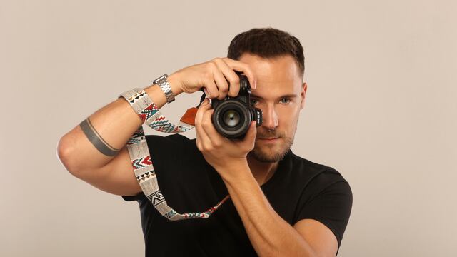 Emilien Buffard portando su cámara con la que retrató más de 500 deportistas/ Foto: Emilien Buffard