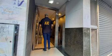 La policía allanó un edificio sobre San Luis al 800 por indicios de lavado de activos.