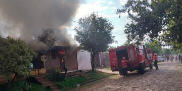 Incendio en el barrio Fátima consumió casi por completo una vivienda.