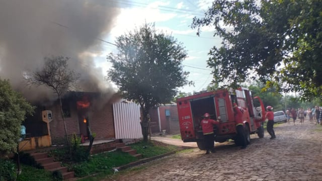 Incendio en el barrio Fátima consumió casi por completo una vivienda.