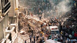 Destrucción y muerte. En el atentado ocurrido el 17 de marzo de 1992, en la sede de la Embajada de Israel en Buenos Aires, hubo varios muertos y decenas de heridos. (LaVoz/Archivo)