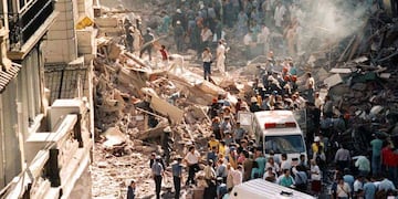 Destrucción y muerte. En el atentado ocurrido el 17 de marzo de 1992, en la sede de la Embajada de Israel en Buenos Aires, hubo varios muertos y decenas de heridos. (LaVoz/Archivo)