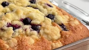 Cómo hacer una torta matera con arándanos súper esponjosa: la receta ideal para la merienda