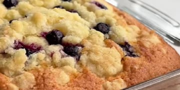 Cómo hacer una torta matera con arándanos súper esponjosa: la receta ideal para la merienda