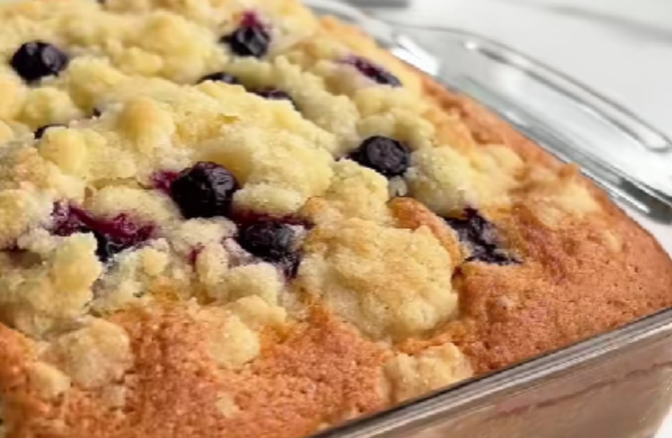 Cómo hacer una torta matera con arándanos súper esponjosa: la receta ideal para la merienda