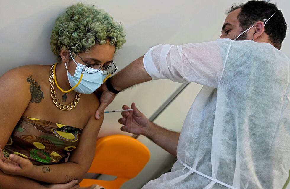 Variante Ómicron: detectaron tres casos en Brasil