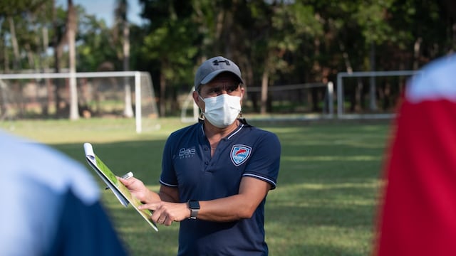 Javier Molinari, técnico alterno de Teté Quiroz, ahora dirige a Delfines del Este en Santo Domingo.