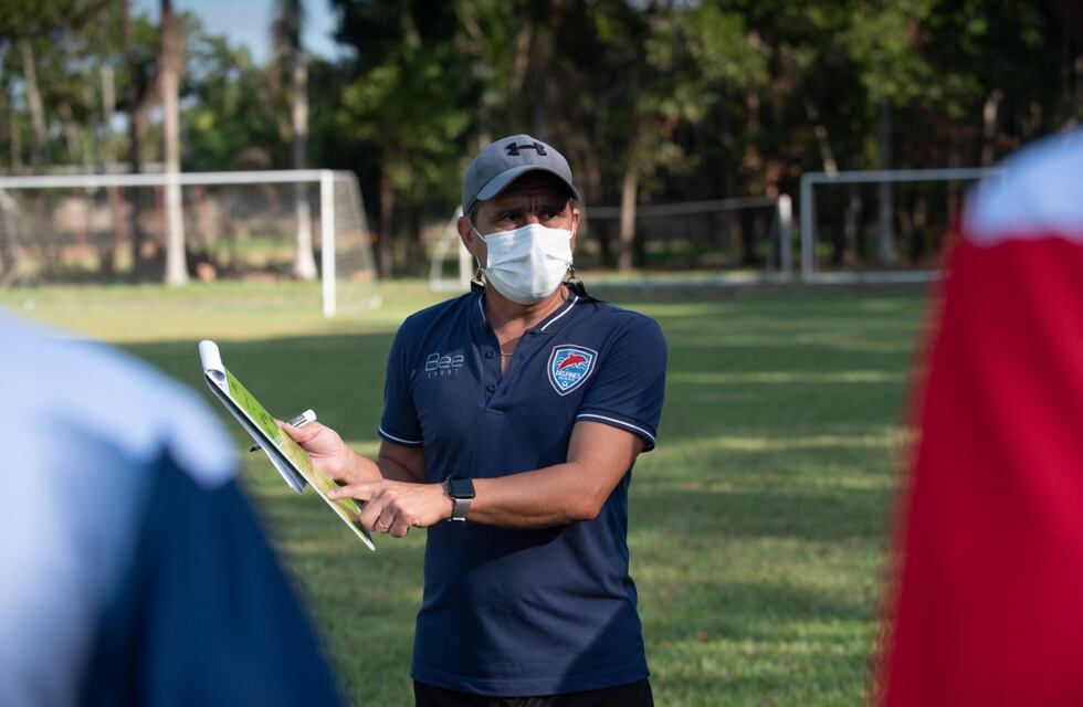 Dirigió en Instituto y pasó a ser técnico en un exótico destino