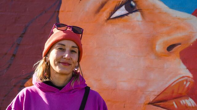 Carla Korla, la muralista detrás del retrato a Melchora Lemos.