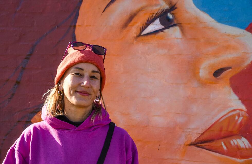 Carla, la muralista detrás del homenaje a Melchora Lemos