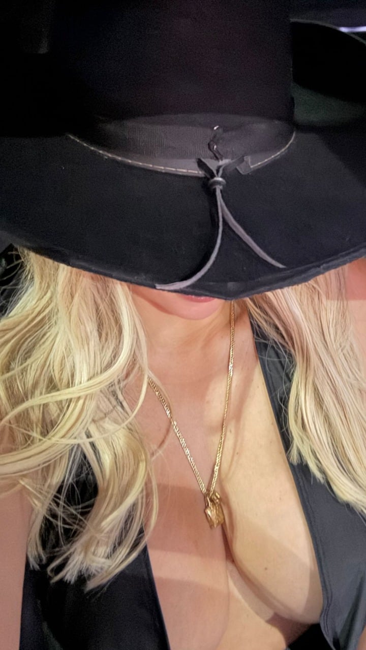 Mega escote y sombrero trendy: Wanda Nara sorprendió en Instagram con un outfit al límite de la censura y sin ropa interior