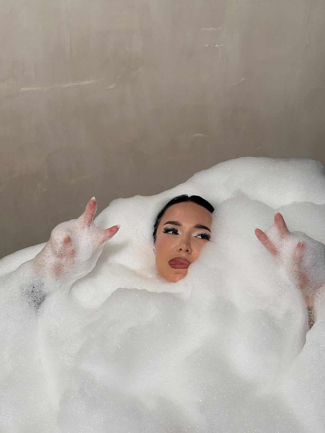 Mucha piel y audacia: La Joaqui posó desde la bañera y compartió un look rodeada de espuma de jabón