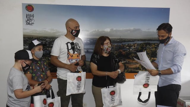Carlos Paz recibió con premios y regalos al primer turista cordobés que arribó a la ciudad este viernes 4 de diciembre.