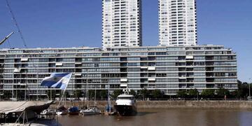 El cuerpo de un hombre de entre 40 y 50 años apareció flotando este sábado en uno de los diques de Puerto Madero.