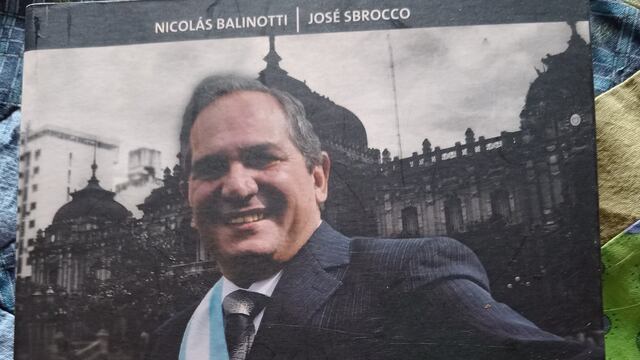 El libro escrito hace 13 años habla del exgobernador José Alperovich en su época de mayor apogeo.