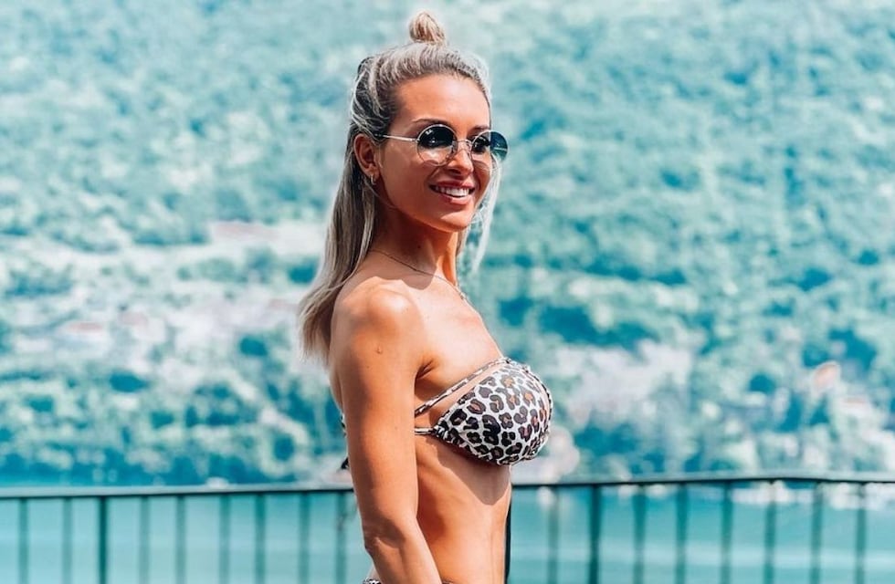 Agustina Gandolfo, sensual y relajada, se sumó a la moda de la “bikini invertida” desde Italia