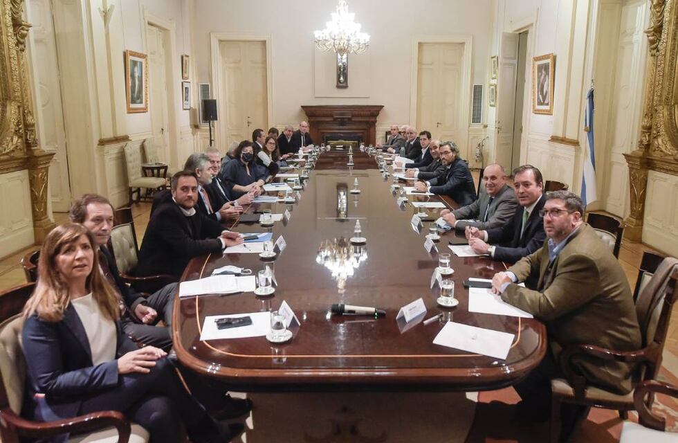 Ante la subida del dólar y la escasez de gasoil, el Gabinete se reunió con algunas ausencias de peso