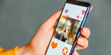 Una supuesta mujer se contacta con la víctima por las redes sociales y ahí empieza la trama del engaño. (Imagen ilustrativa)