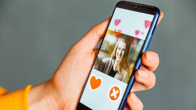 Una supuesta mujer se contacta con la víctima por las redes sociales y ahí empieza la trama del engaño. (Imagen ilustrativa)