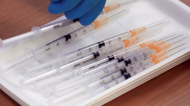 Expertos de la salud analizan la posibilidad de una tercera dosis o “revacunación”