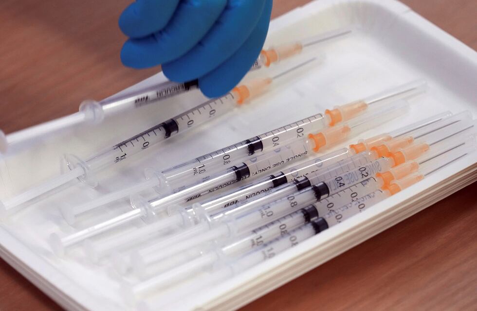 Expertos de la salud analizan la posibilidad de una tercera dosis o “revacunación”