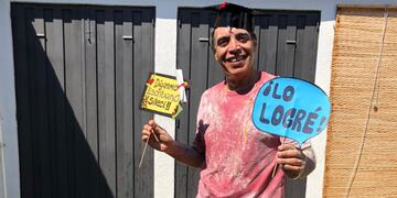 Daniel se recibió de escribano a los 59 años, después de estudiar la carrera en Tucumán desde Mendoza y viajando 13 horas para rendir parciales. Foto: Gentileza