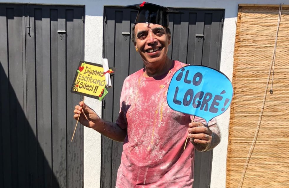 Estudió Escribanía a distancia sin irse de Mendoza, demoró 20 años y se recibió a los 59: la historia de Daniel