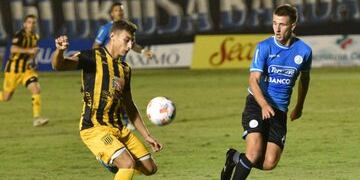 Ezequiel González empezó como volante y terminó como zaguero en Santiago.
