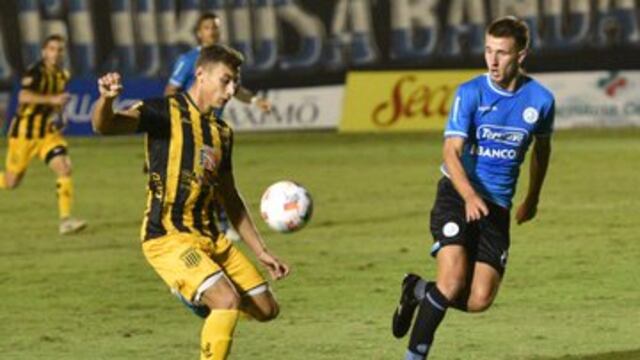 Ezequiel González empezó como volante y terminó como zaguero en Santiago.