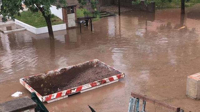 Se inundaron las calles del country La Catalina. Vecinos de la zona denuncian falta de respuesta de la Municipalidad.