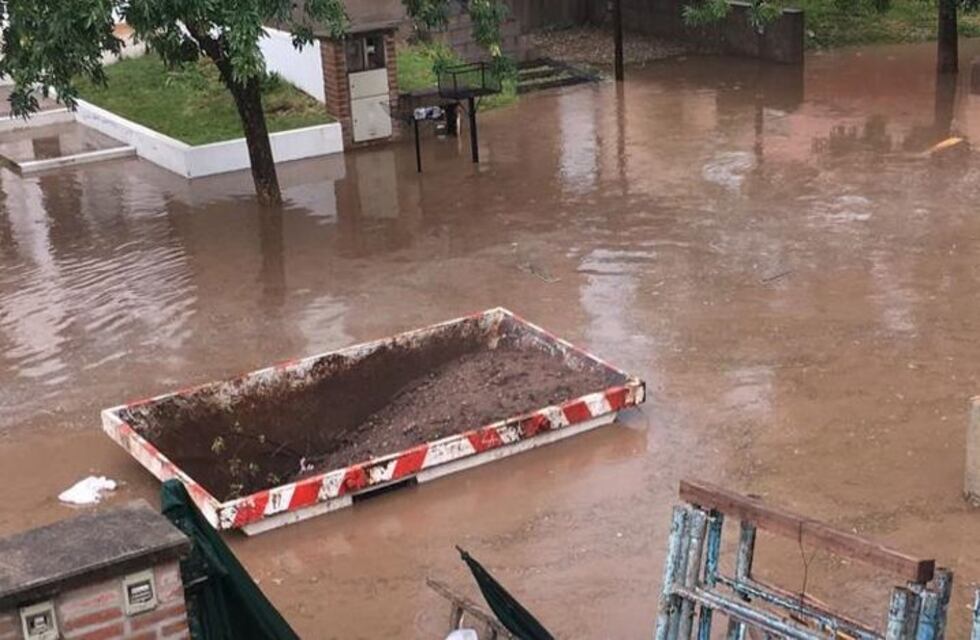 Video: en kayak, por las calles de Córdoba, para mostrar cómo se inunda el barrio