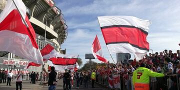 River preparó un banderazo para despedir al plantel antes del Superclásico.